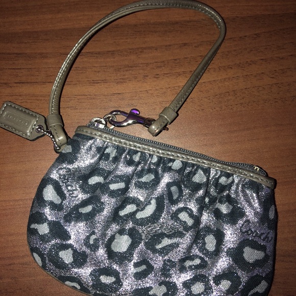 Coach Handbags - Coach hand/change wallet